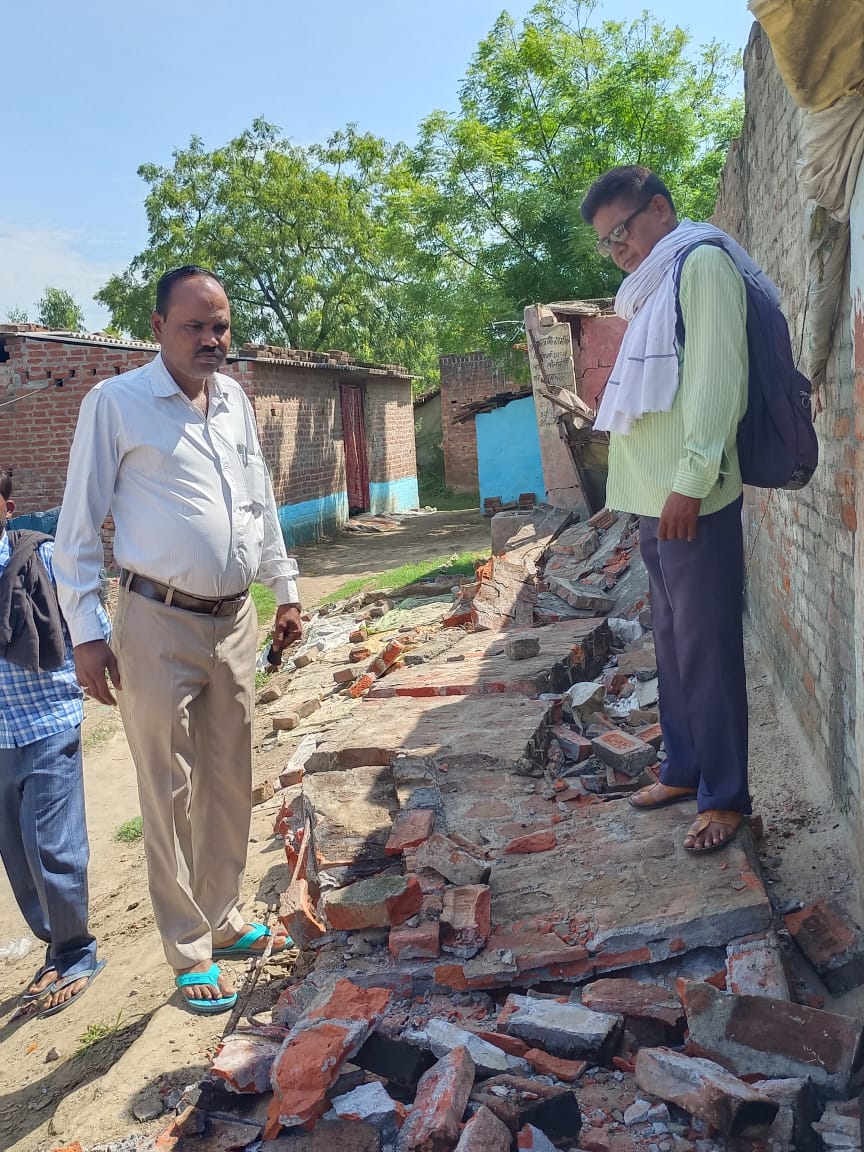 पीलीभीत -छज्जा के मलबे में दबने से मासूम की मौत पर लेखपाल ने मौका मुआयना किया।