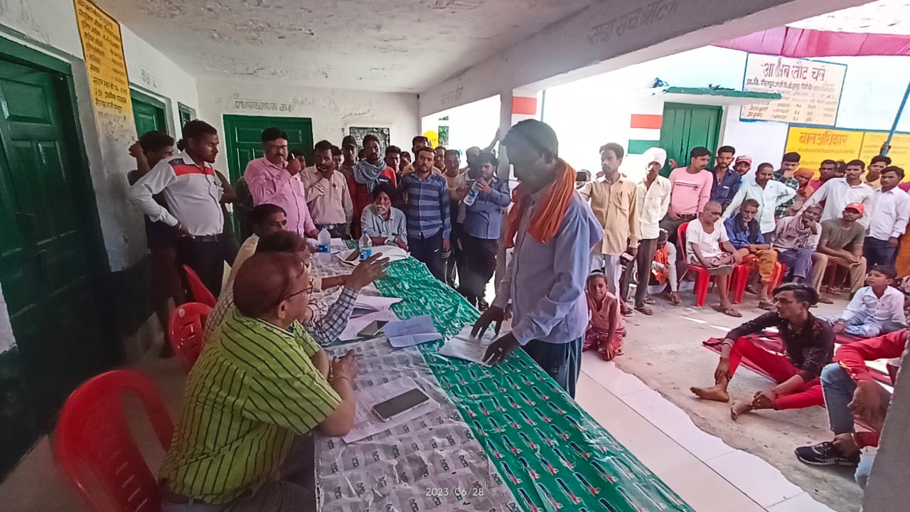 पीलीभीत - जांच करने पहुंचे परियोजना विभाग जेसी जोशी और मनरेगा डीसी मृणाल सिंह व ग्राम पंचायत अधिकारी नागेन्द्र ने गांव के ही प्राथमिक विद्यालय में बैठक कर लोगो की शिकायत सुनकर बयान दर्ज किए।