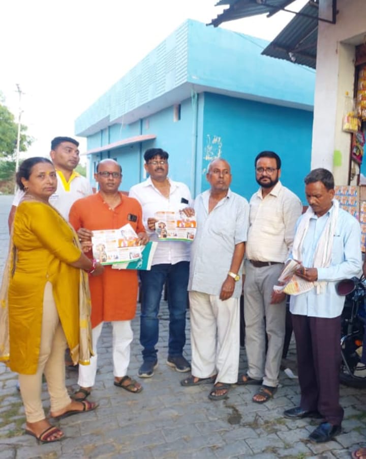 बरेली - मेरा बूथ सबसे मजबूत कार्यक्रम के तहत सांसद संतोष कुमार गंगवार ने भाजपा नेताओं के साथ किया जनसंपर्क।