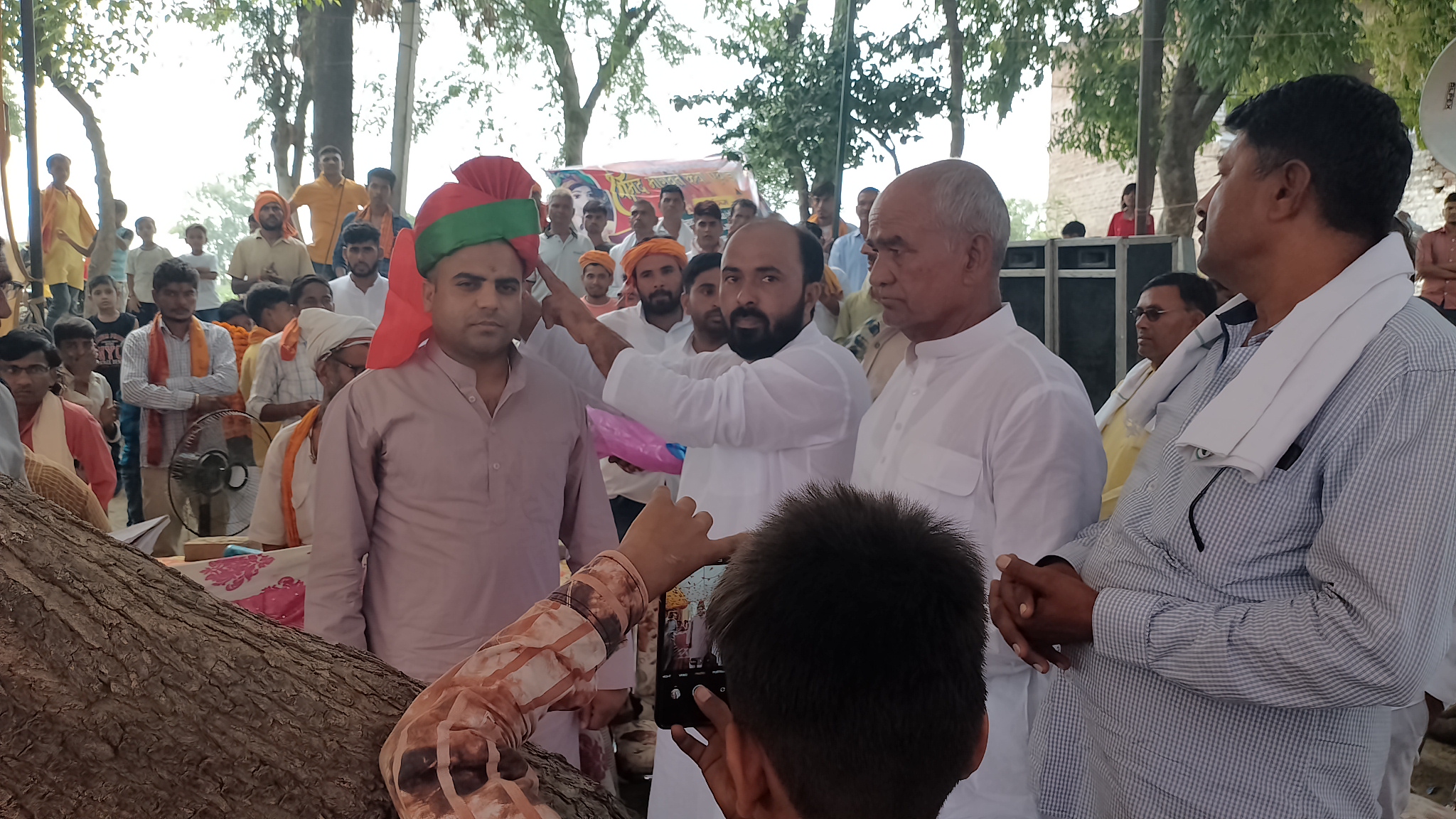 मैनपुरी : ग्राम रठेरा शिव मंदिर झबरा घाट पर चल रही कथा भागवत में पहुंचे मैनपुरी के पूर्व सांसद तेजप्रताप सिंह यादव किया स्वागत