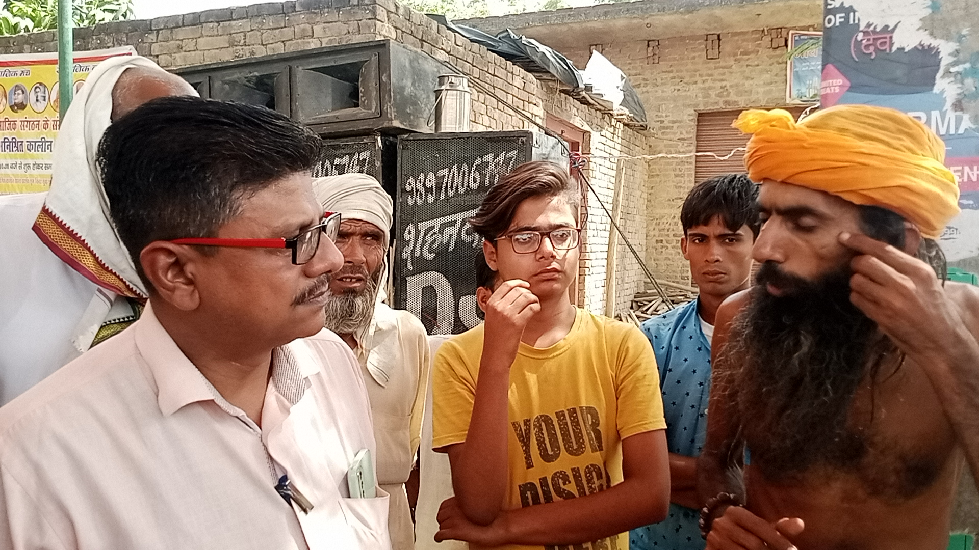 बरेली - जनपद बरेली के आंवला में योगी की सरकार में योगी कर रहे धरना प्रदर्शन धरना स्थल पहुंचे राकेश कुमार प्रियदर्शी सहायक अभियंता पीडब्ल्यूडी।