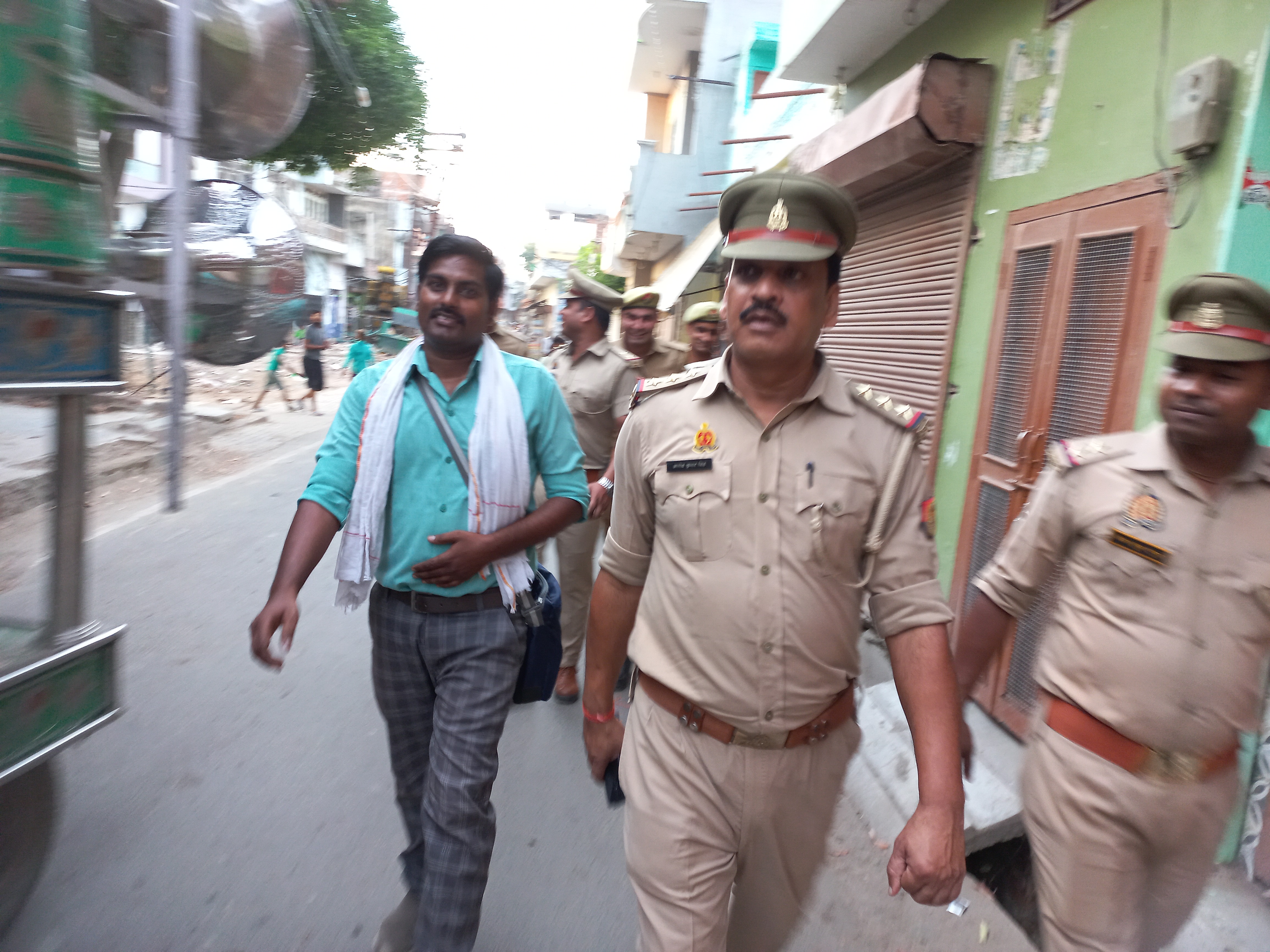फर्रुखाबाद:- थाना मऊदरवाजा प्रभारी निरीक्षक अमोद कुमार सिंह ने बकरीद और कुर्बानी के दृष्टिगत किया पैदल मार्च ।