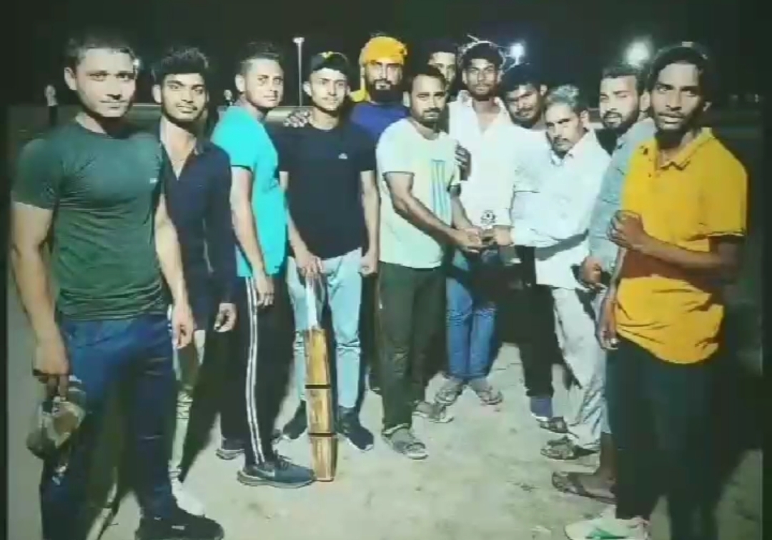 इटावा: हरिद्वारी बाबा महाराज नाइट क्रिकेट टूर्नामेंट में विजेता बनी दौलतपुर क्रिकेट क्लब की टीम
