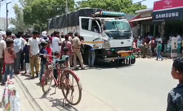 बरेली - सिरौली कस्बे में सांड के हमले से बची महिला की पिकअप से कुचलकर दर्दनाक मौत मौके पर पहुंची सिरौली पुलिस।