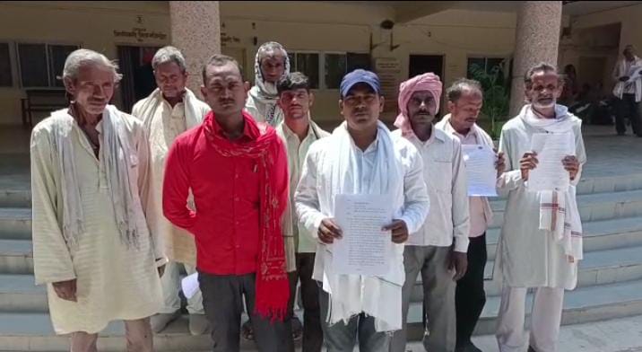 बांदा: प्रधानमंत्री आवास योजना में धांधली पंचायत मित्र पर पैसे मांगने का ग्रामीणों ने लगाया आरोप,