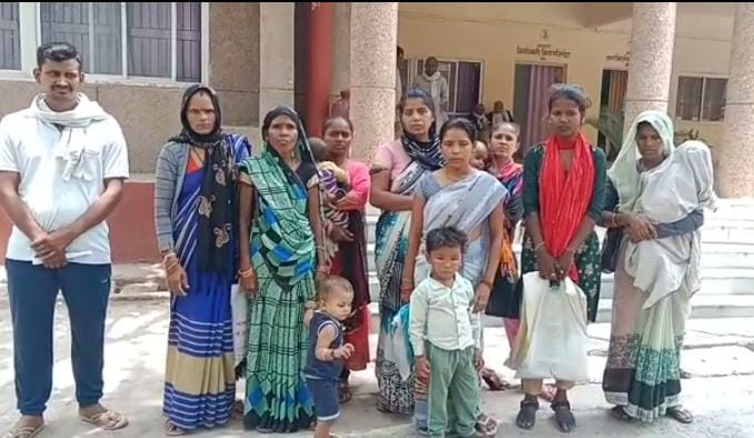 बांदा: जिलाधिकारी दुर्गा शक्ति नागपाल से ग्रामीणों ने लगाई न्याय की गुहार