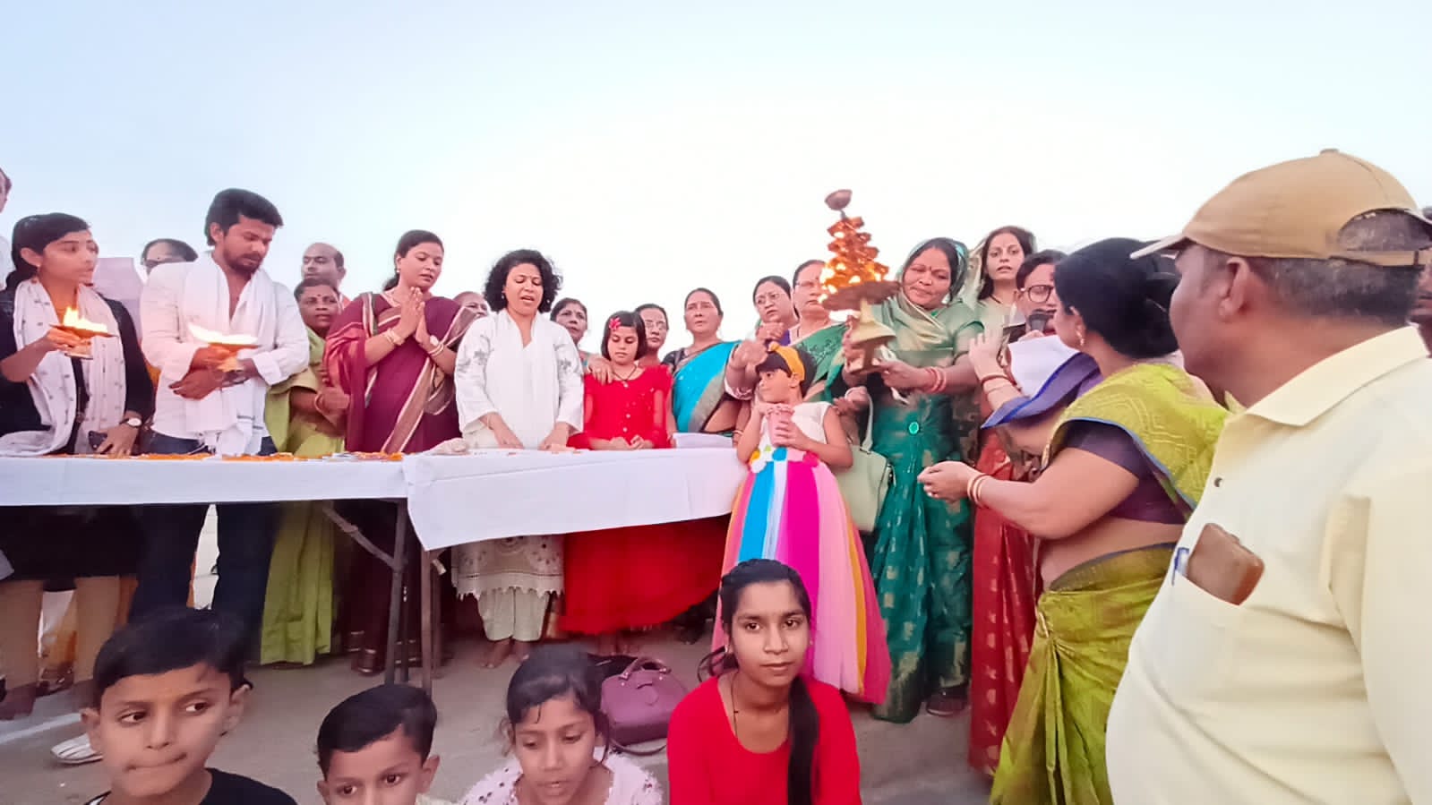 बांदा: केन घाट पर प्रकृति बचाओ अभियान के अंतर्गत जिलाधिकारी दुर्गा शक्ति नागपाल द्वारा सभी को दिलाई गई शपथ