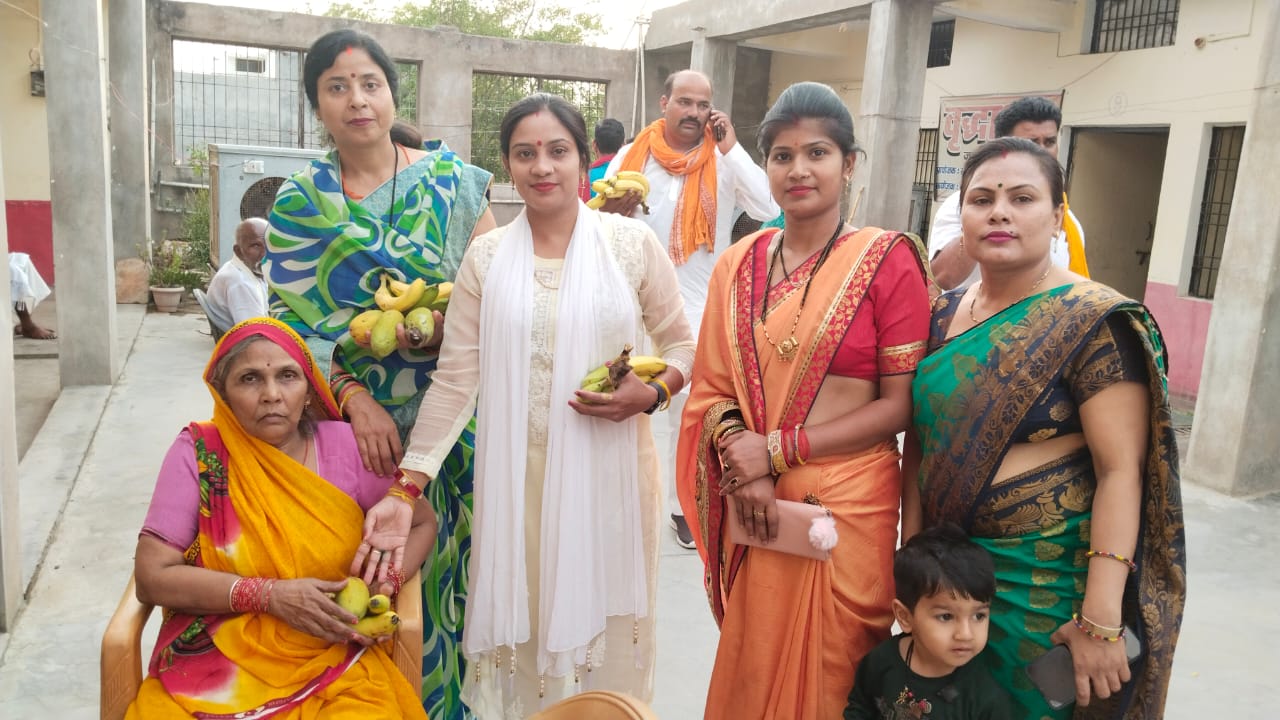 बांदा -मुख्यमंत्री  के जन्मोत्सव कार्यक्रम के अवसर पर तीसरे दिन वृद्धा आश्रम व संकटमोचन मंदिर में फल वितरित किया गया