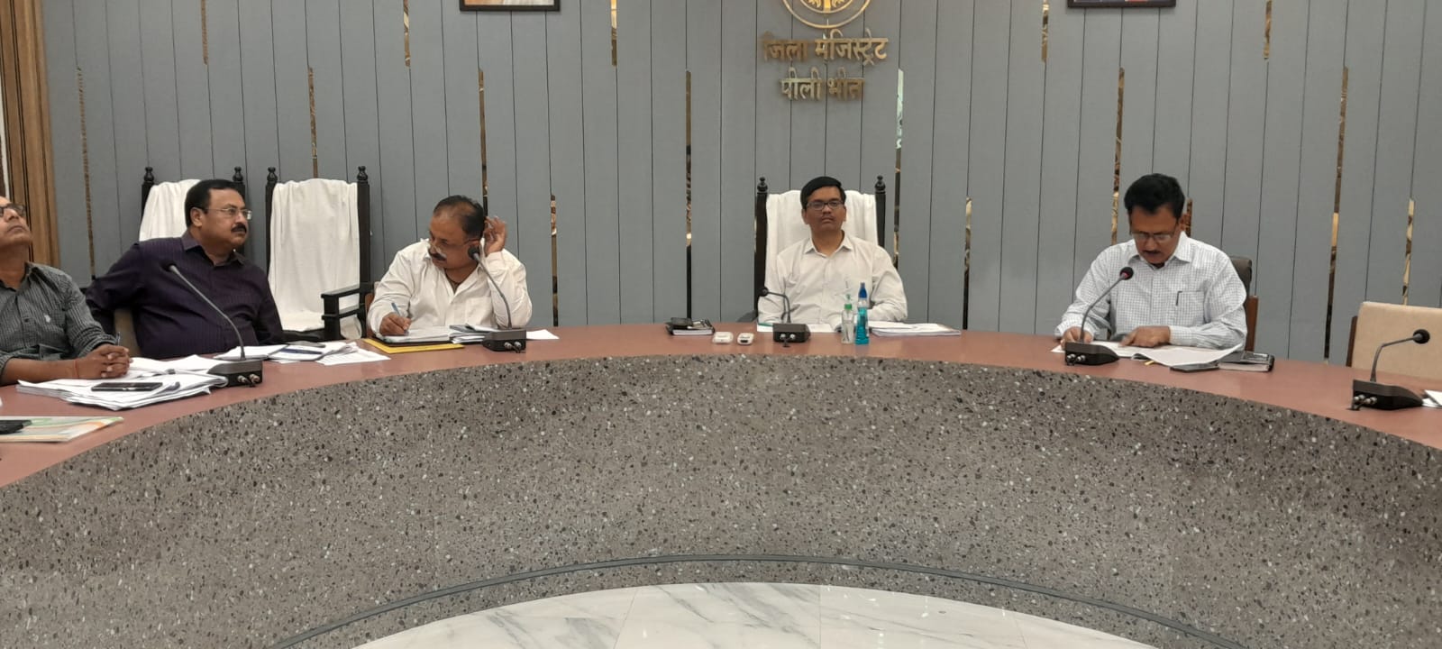 पीलीभीत:निर्माण कार्यों को समयबद्व व गुणवत्ता परक ढ़ंग से करें पूर्ण-जिलाधिकारी