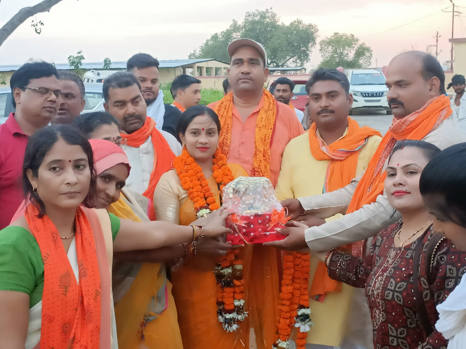 बांदा - मुख्यमंत्री जी के जन्मोत्सव कार्यक्रम के अवसर पर अंतिम दिन मटौध कांन्हा गौशाला में गायो को तिलक लगाकर गुड़ चना केले खिलाया गया