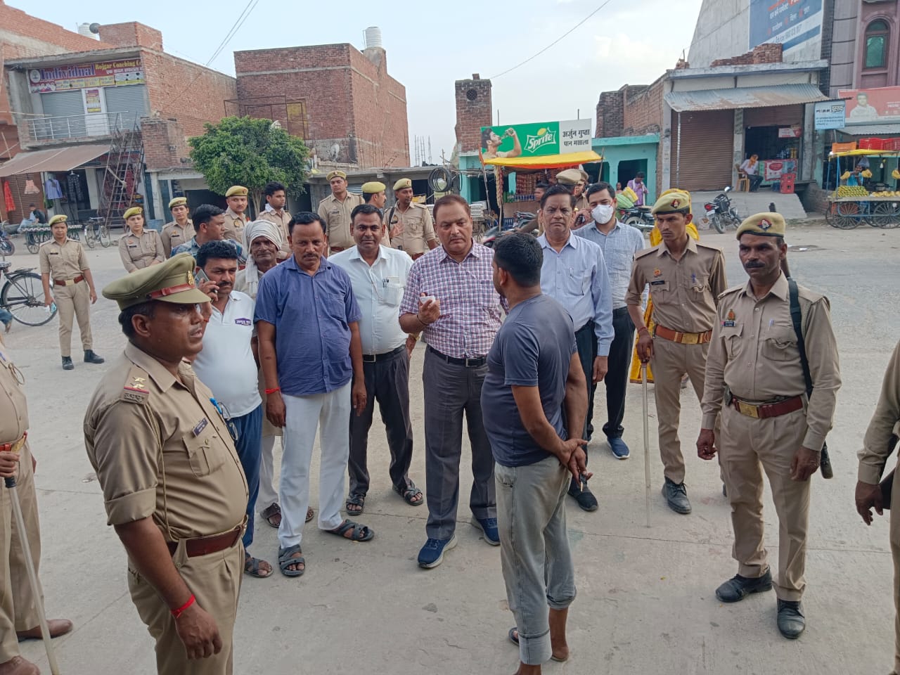 इटावा :प्रशासन ने कस्बा में फैले अतिक्रमण हटाने के लिए दिया दो दिन का अल्टीमेटम