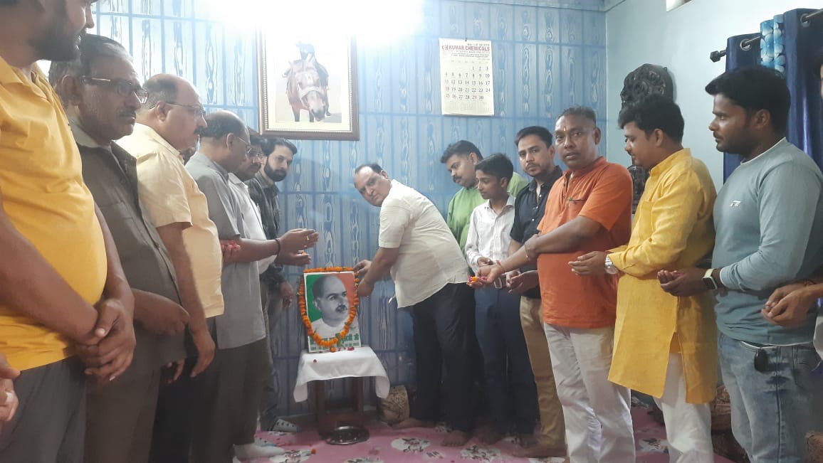 कासगंज:पटियाली में भाजपाइयों ने डॉ श्यामा प्रसाद मुखर्जी की पुण्यतिथि को बलिदान दिवस के रूप में मनाया, उनके चित्र पर पुष्प अर्पित कर दी श्रद्धांजलि