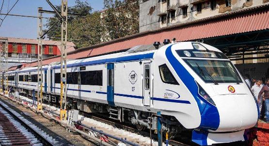 वंदे भारत एक्सप्रेस में बिना टिकट घुस गया शख्स, किया ऐसा काम कि अधिकारियों के छूटे पसीने
