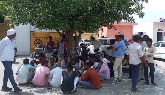 मैनपुरी : गांव में चल रहा रामलीला का कार्यक्रम जिसमें रावण के सर को ईट पत्थर से कुचला