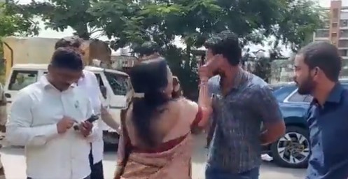 महिला विधायक  ने एक अधिकारी का गिरेबान पकड़कर बरसा दिए दनादन चांटे