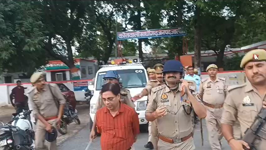 जालौन: माधौगढ एसडीएम सीओ संग पुलिस ने किया फुट मार्च