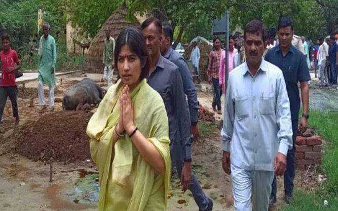 मैनपुरी नरसंहार: पीड़ित परिवार से मिलीं सांसद डिंपल यादव