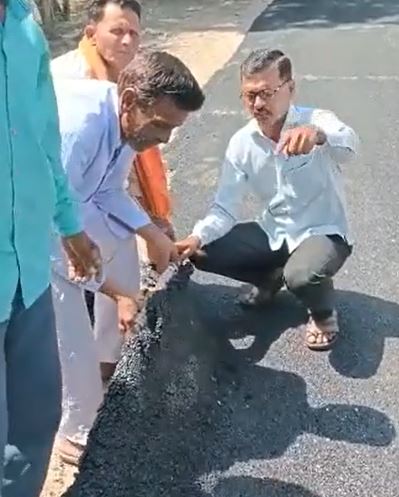 पॉलिथीन पर बिछा दी सड़क, गांववालों ने चादर की तरह पलटकर खोल दी पोल