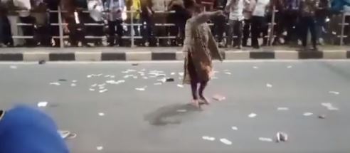 मध्य प्रदेश के एक पुलिस स्टेशन के सामने महिला ने उड़ाए 500 के नोट, वजह जान खून खौल जाएगा!