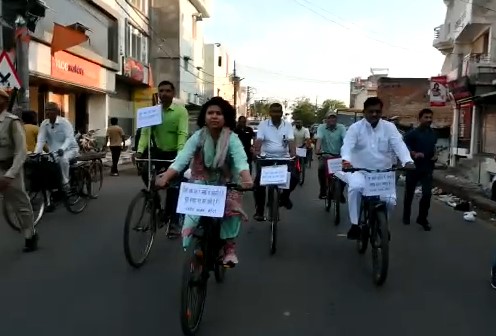 बांदा: विश्व पर्यावरण दिवस पर साईकिल यात्रा का जल शक्ति मंत्री राम केश निषाद व जिला अधिकारी दुर्गा शक्ति नागपाल ने हरी झंडी दिखाकर किया रवाना।