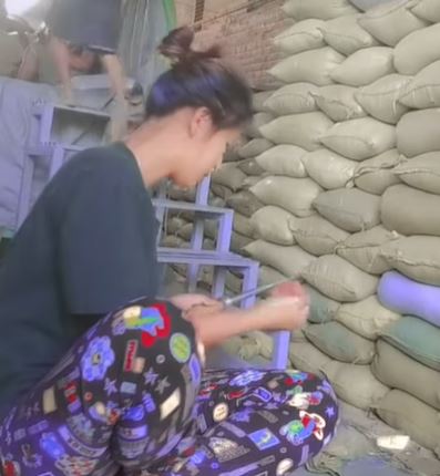 इस महिला का चावल की क्वालिटी चेक करने का तरीका बहुत सुफरफास्ट, Video देख हो जाएंगे हैरान