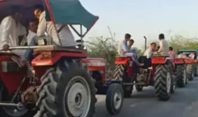 यहां 51 ट्रैक्टर पर 1 किमी लंबी बारात निकली , दूल्हा खुद ड्राइव करके पहुंचा ससुराल