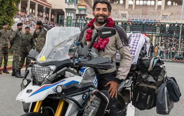 बाइक से भारत घूमने निकला पाकिस्तानी, हाइवे पर खत्म हो गया पेट्रोल