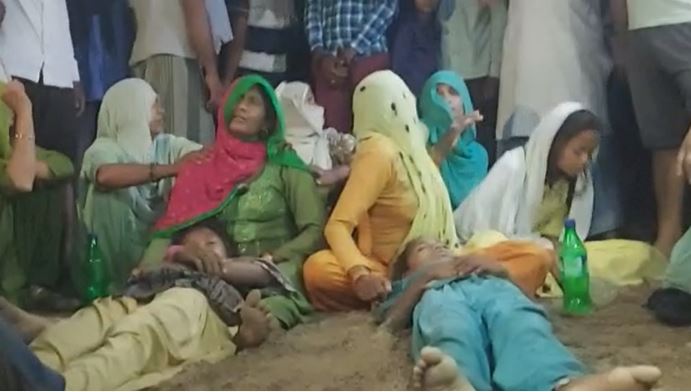 बांदा :- खप्टिहां कलां गांव के सिमरन डेरा में भंडारा खाने जा रही थी बच्चिया केन नदी पार करते समय पैर फिसलने से डूबी चार चचेरी बहनें, दो बहनों की हुई मौत