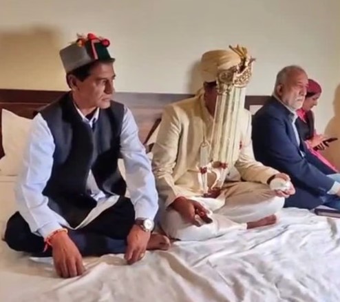 बारिश से बंद हुए रास्ते तो दूल्हा-दुल्हन ने की ऑनलाइन शादी !