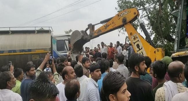 मैनपुरी में टैंकर और कंटेनर की आमने सामने भिडंत, मच गई चीख पुकार; केबिन तोड़ कर बाहर निकाले चालक