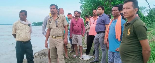 पीलीभीत में ग्रामीणों ने खोदा नाला, चंदिया हजारा में टला बाढ़ का खतरा