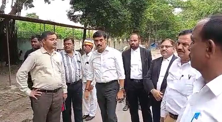 हरदोई:जिलाधिकारी ने किया परिसर का निरीक्षण