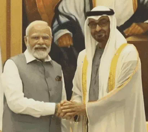 मोदी को UAE के राष्ट्रपति ने फ्रेंडशिप बैंड बांधा, दोनों देश अब रुपए और दिरहम में व्यापार करेंगे