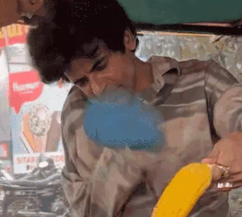 सुनील कभी रोटी बनाते हुए नजर आ रहे हैं तो कभी सड़क किनारे छाता बेचते, अब ठेले पर भुट्‌टा