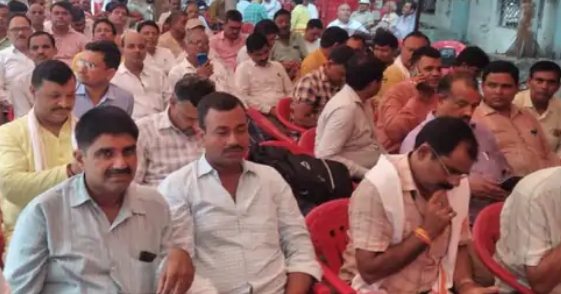 वेतन न मिलने के कारण धरने पर बैठें शिक्षक , इलाज के पैसे न होने के कारण बहराइच में शिक्षक की मौत