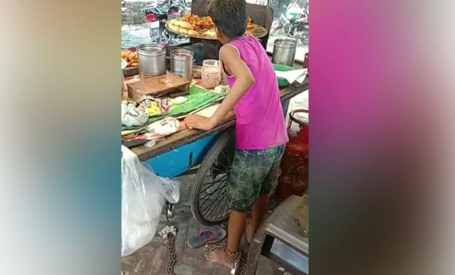 पीलीभीत में चाट पकौड़ी के ठेले पर मासूम को जंजीर से बांधकर सो गया पिता
