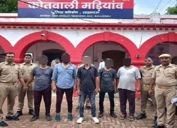 एक वाहन चोर गिरोह का खुलासा करते हुए पांच शातिरों को लखनऊ पुलिस ने गिरफ्तार किया