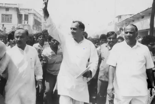 NCP प्रमुख शरद पवार के भतीजे अजित पवार ने बगावत कर दी, पढ़िए खबर