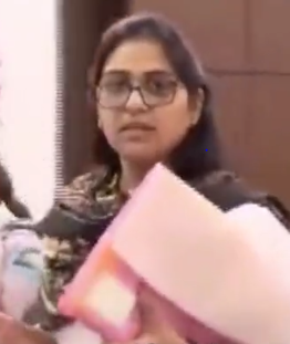 PCS ज्योति मौर्य लोकभवन पहुंचीं, मीडिया के सवालों से बचती नजर आयीं