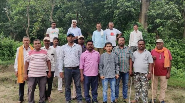 पीलीभीत में धान के खेत में बाघ देख लोगों ने मचाया शोर