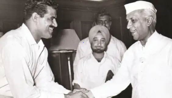 2 आदमी सेट पर काजू-बादाम खिलाने के लिए डिब्बे उठाए चलते थे, दारा सिंह से हीरोइन डरती थीं