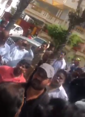 सीलिंग करने पहुंची टीम का हुआ विरोध, पुलिस बल के सामने खड़े हो गए कारोबारी