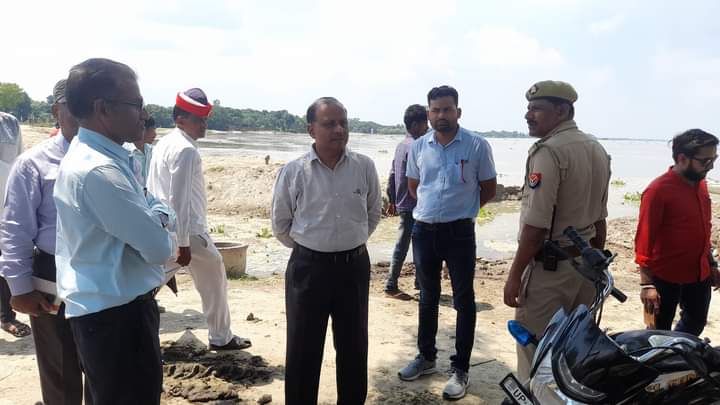 फर्रुखाबाद: जिलाधिकारी ने कमालगंज बाढ़ ग्रस्त क्षेत्र का स्थलीय निरीक्षण किया