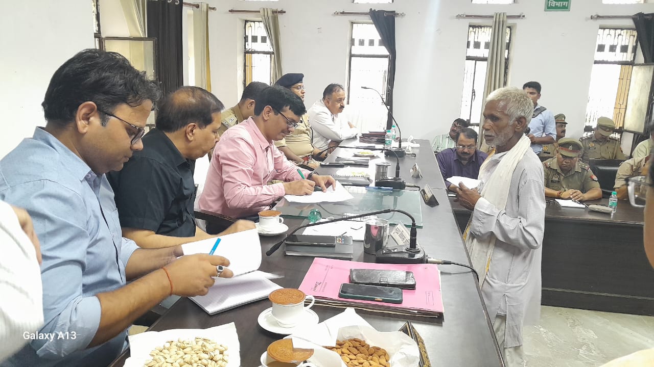 पीलीभीत:जिलाधिकारी की अध्यक्षसम्पूर्ण समाधान दिवस में 47 शिकायती प्रार्थना पत्र प्राप्त हुये तथा मौक पर 05 का हुआ निस्तारण।
