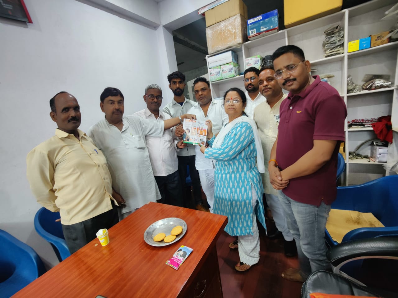 बरेली - भाजपा नेत्री जिला पंचायत सदस्य तेजेश्वरी सिंह ने कस्बा व ग्रामीण क्षेत्रों में घर घर जाकर किया जनसंपर्क।