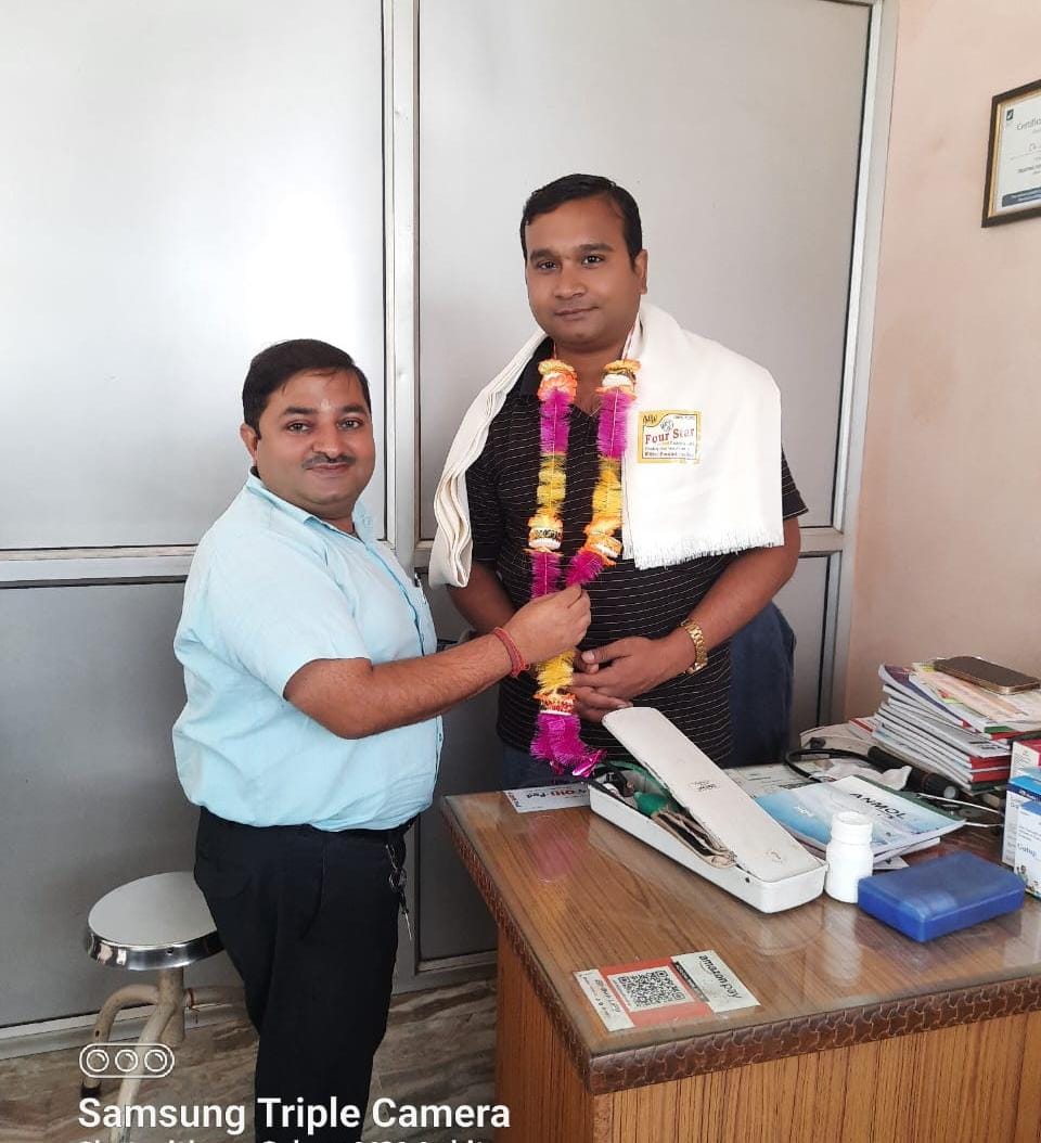 पीलीभीत : डॉक्टर डे पर संदीप ने डॉ प्रशांत व डॉ नीरज का किया सम्मान