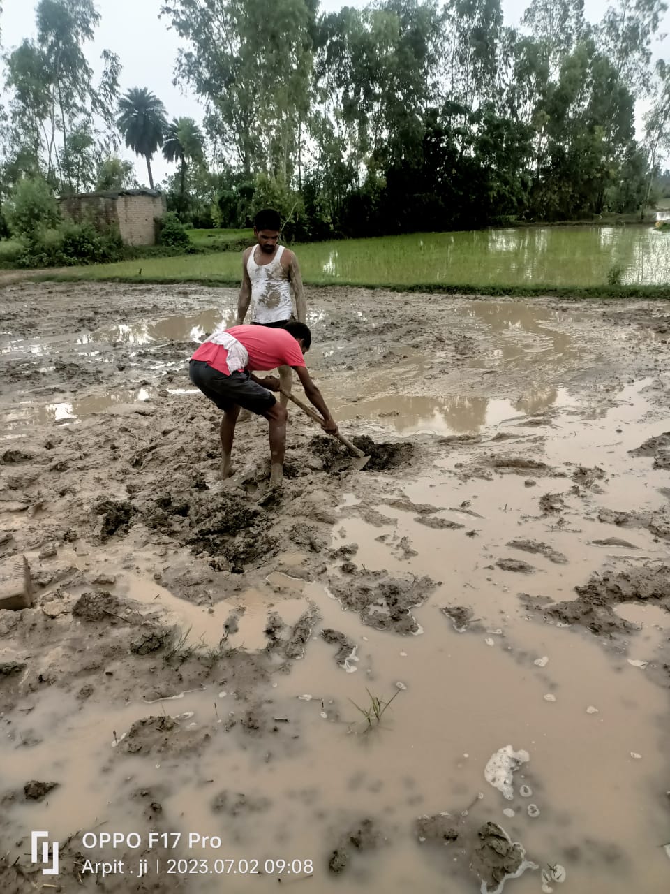 बरेली - आंवला तहसील क्षेत्र में जमीन के अवैध कब्जे को लेकर चल रहे विवाद में बादी को तमंचा दिखा धमकाने वाले एक सप्ताह बाद पुलिस गिरफ़्त से बाहर।