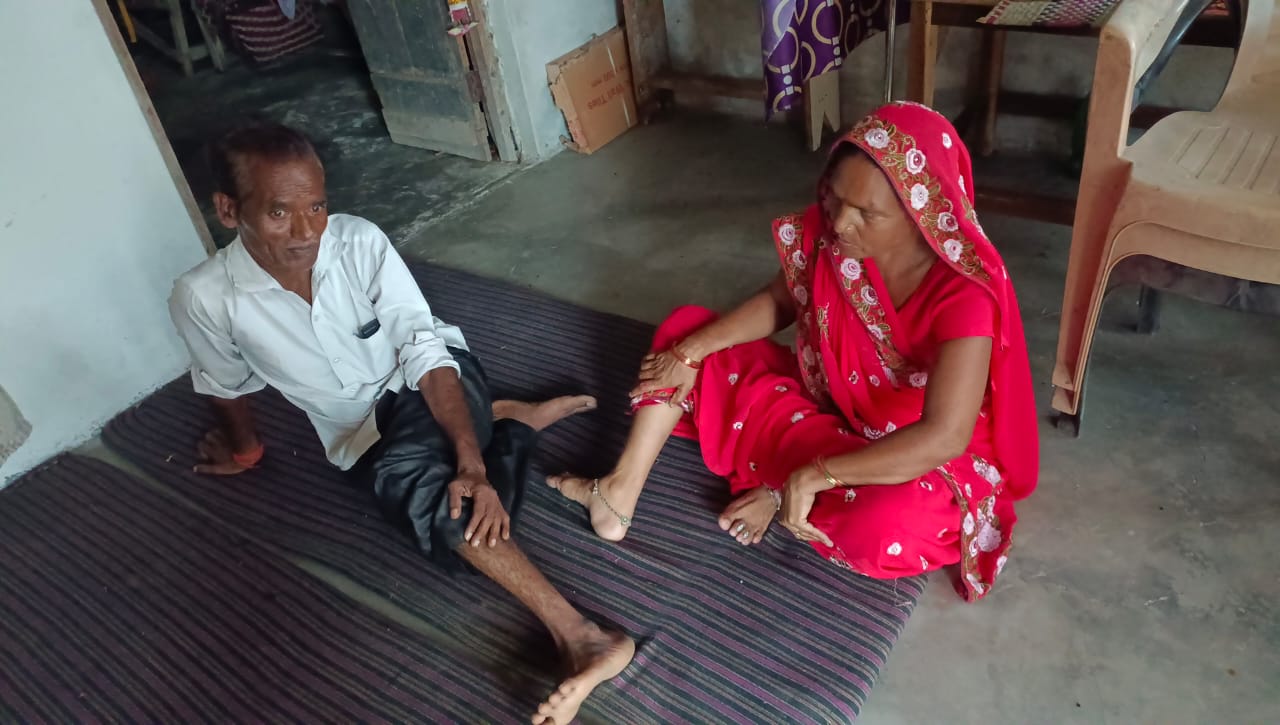 पीलीभीत :अखंड पाठ में भाग लेने जा रहे सांड के सामने आने से वाइक सवार दम्पति गिरकर घायल हो गए।