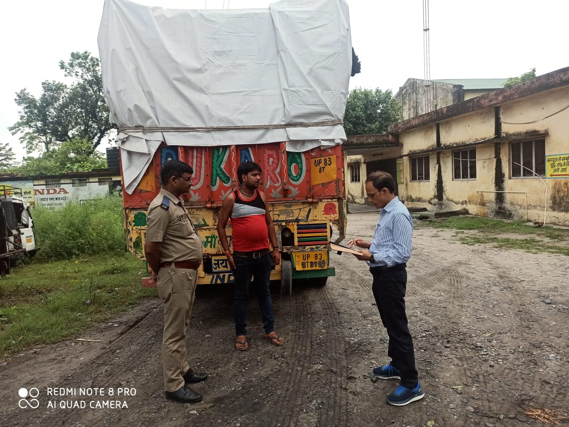 पीलीभीत :परिवहन आयुक्त उत्तर प्रदेश के दिशा निर्देशानुसार एआरटीओ वीरेंद्र सिंह ने विभिन्न मार्गो पर ओवरलोड वाहनों के विरुद्ध चेकिंग अभियान चलाया गया चेकिंग कार्यवाही के दौरान 4 वाहनों को सीज एवं 6 वाहनों का चालान किया गया।