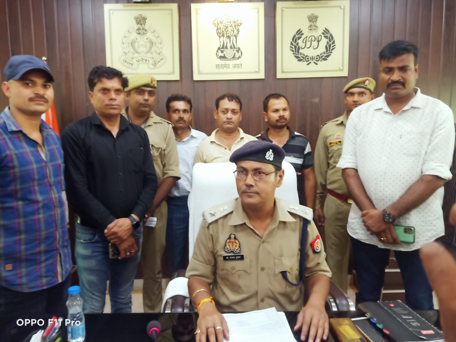 फर्रुखाबाद:- आत्महत्या को उकसाने में तीन अभियुक्तो को  गिरफ्तार कर पुलिस ने भेजा जेल ।